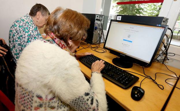 Mayores aprendiendo con nuevas tecnologías.