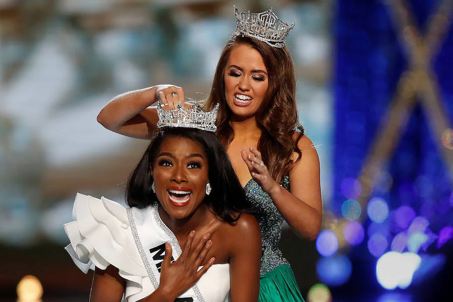 Con la corona ya en la cabeza recoge su ramo de rosas y saluda al público. Al principio lo hacía algo tímida, pero al de un rato su rostro ya dibuja una gran sonrisa. Acaba de ser nombrada Miss América 2019. Se llama Nia Franklin y, a pesar de tener tan solo 25 años, esta neoyorquina ha conseguido hacerse con este prestigioso galardón. Un premio que en este año, por primera vez en su historia, ha dejado a un lado los desfiles en bañador para darle más importancia al aspecto intelectual. Preguntas y discursos en este escenario en el que Franklin, con unas directas palabras contra el presidente Donald Trump, ha conseguido imponerse a otras 50 aspirantes. Durante un año ella será la dueña de esta corona, pero esta cantante de música clásica, que en su rato libre toca el piano y el ukelele, también disfrutará de una beca de 50.000 dólares.