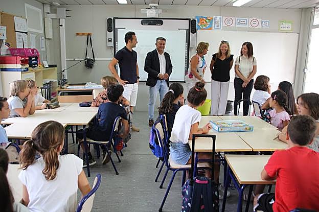 Los alumnos de una de los barracones del Graüll hablando con el alcalde de Xàbia. 