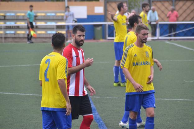 Defensores dianenses marcando a Juancar durante el choque en el Diego Mena. 