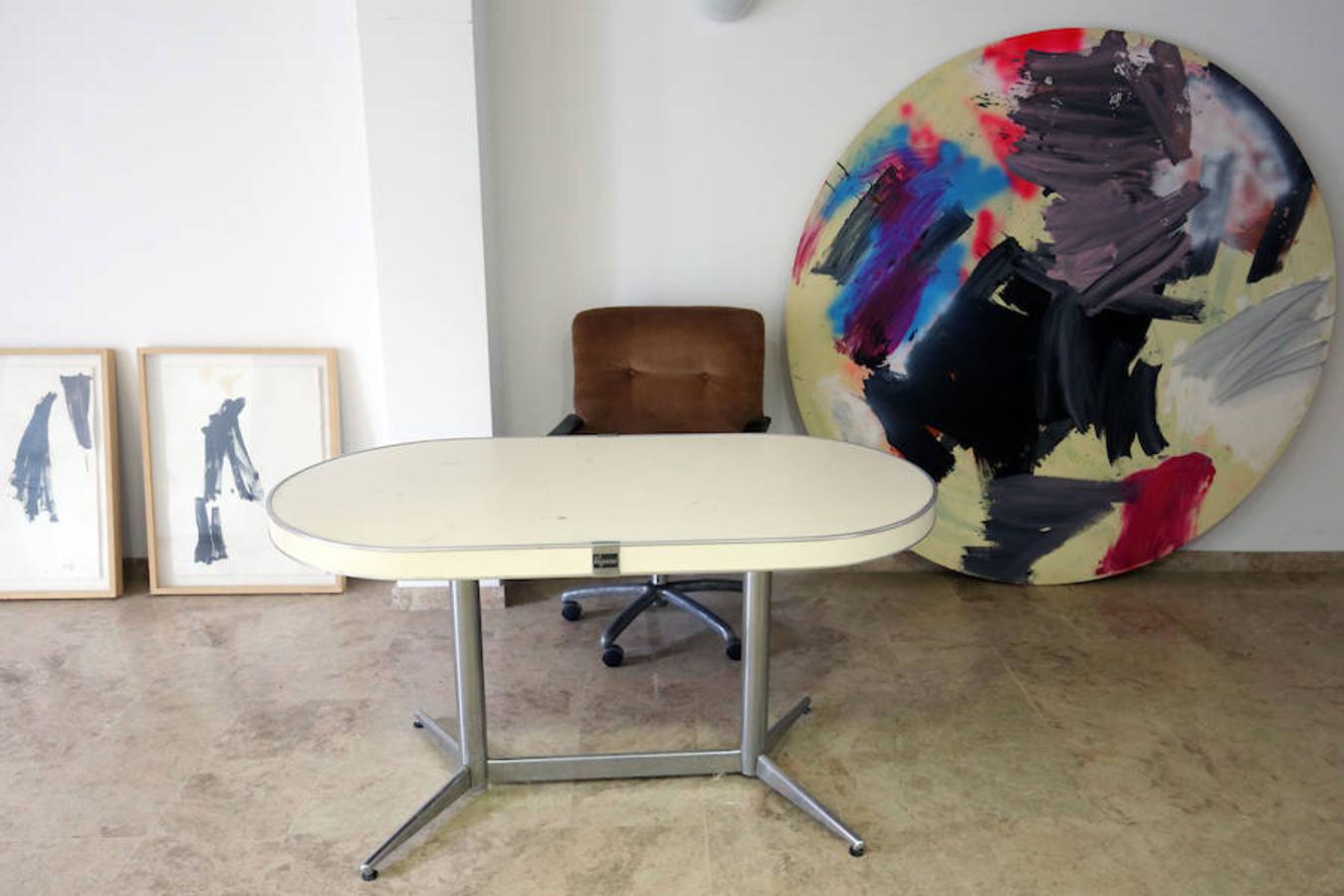 La artista volvió a Albalat de la Ribera, el lugar que la vio nacer, para construir un oasis creativo que ha reformulado su obra. Unas antiguas caballerizas acogen ahora su espacio de trabajo. La vivienda guarda la estructura y distribución original de las casas antiguas de la zona, con un patio salpicado por enormes limoneros.