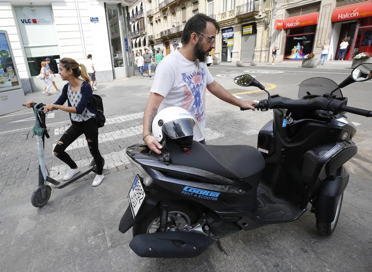 Más de 6.400 motos y bicicletas de alquiler se extienden ya por Valencia en una realidad creciente en la que irrumpen patinetes y coches. La nueva movilidad transforma la ciudad.