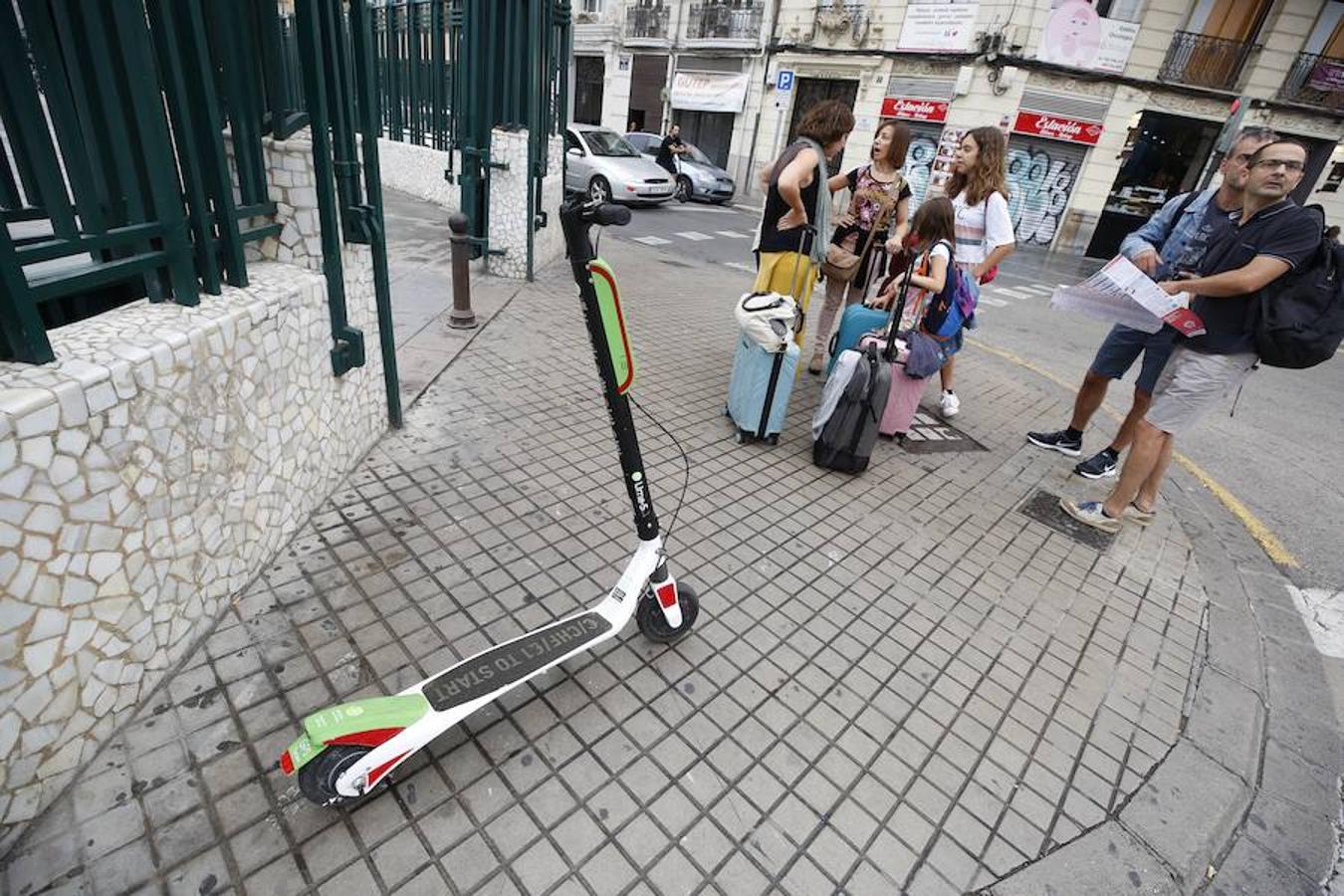 Más de 6.400 motos y bicicletas de alquiler se extienden ya por Valencia en una realidad creciente en la que irrumpen patinetes y coches. La nueva movilidad transforma la ciudad.