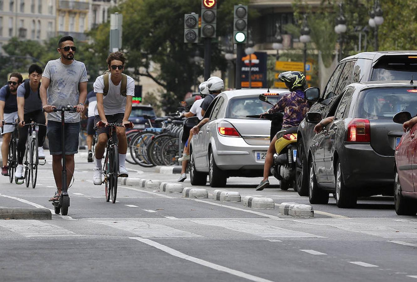 Más de 6.400 motos y bicicletas de alquiler se extienden ya por Valencia en una realidad creciente en la que irrumpen patinetes y coches. La nueva movilidad transforma la ciudad.