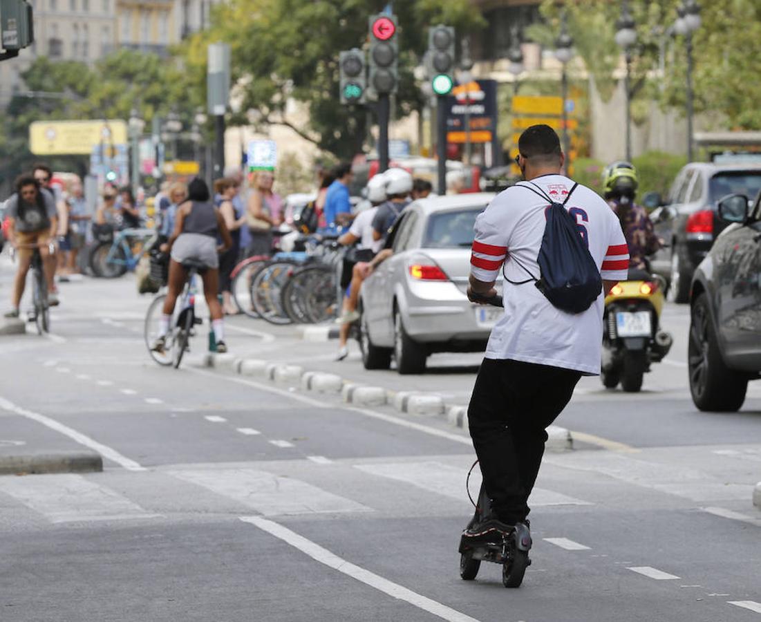 Más de 6.400 motos y bicicletas de alquiler se extienden ya por Valencia en una realidad creciente en la que irrumpen patinetes y coches. La nueva movilidad transforma la ciudad.