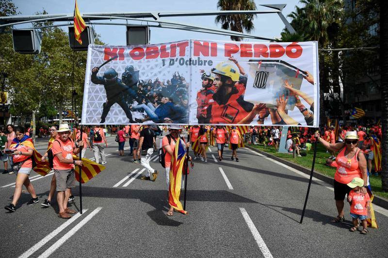 Esteladas, camisetas fluorescentes de color coral patrocinadas por la Asamblea Nacional Catalana (ANC) y lazos amarillos inundan las calles