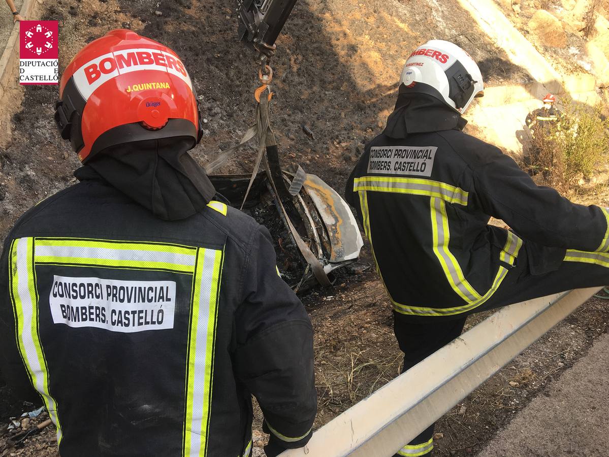 Dos personas han muerto y han quedado calcinadas tras volcar el coche en el viajaban e incendiarse. El siniestro mortal ha ocurrido en la autopista AP-7 en el término de Oropesa (Castellón). Los ocupantes del turismo, de matrícula suiza, tendrán que ser identificados a través del ADN.