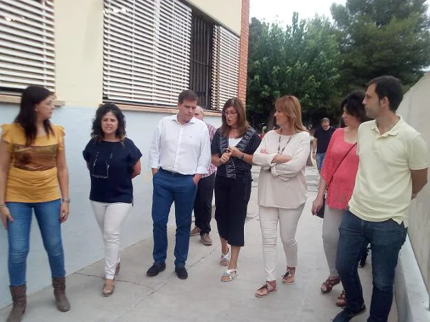 La directora del Teresa Coloma, en el centro, junto a los miembros de la corporación municipal. 