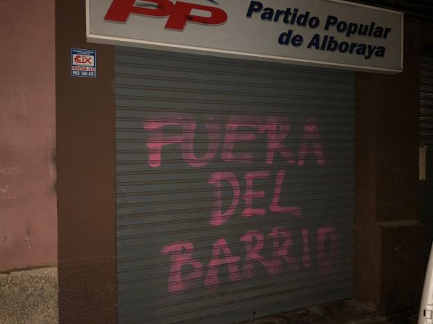 La pintada realizada en la fachada de la sede. 