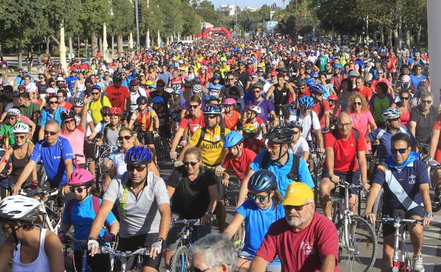 Imagen de archivo de una pasada marcha ciclista por el Día de la Bicicleta en Valencia.