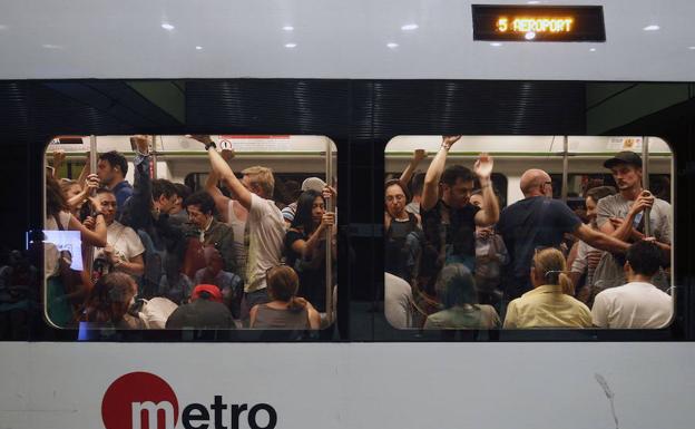 Vagón del metro en una estación de Valencia.