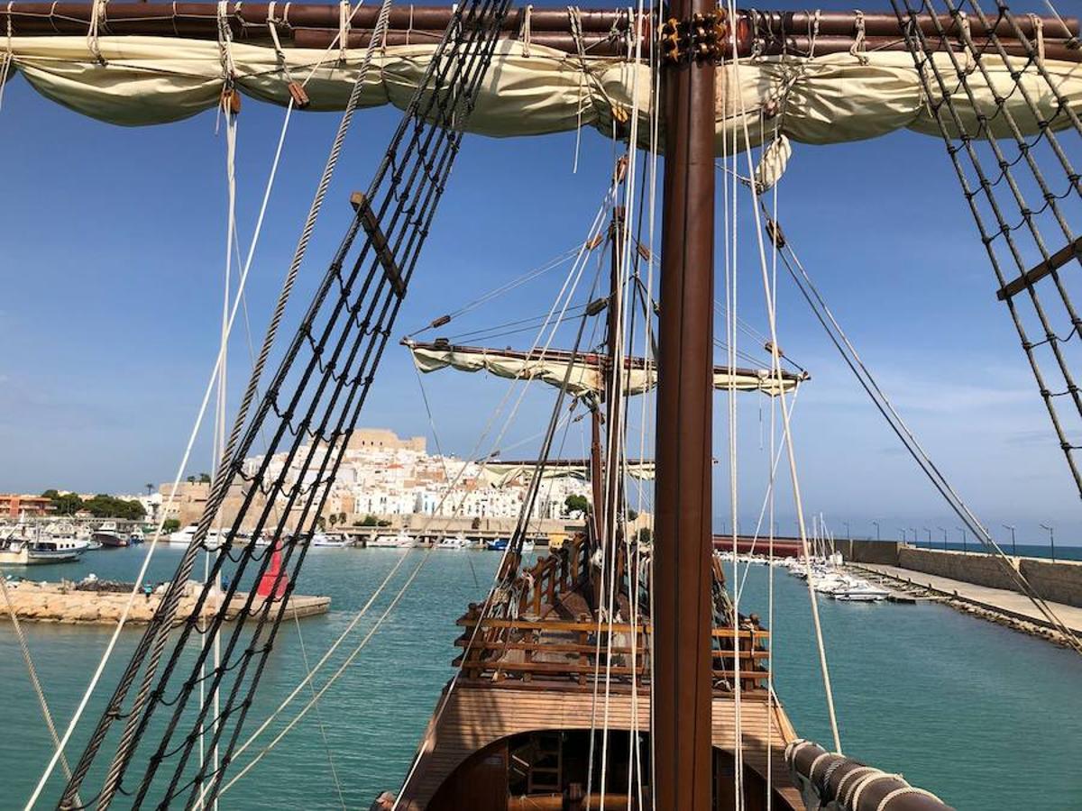 La réplica del navío con el que Colón descubrió América en 1492 atraca hoy lunes en el Veles e Vents de La Marina de Valencia. El barco ya estuvo en aguas valencianas, ya que hace poco visitó el puerto de Peñíscola (Castellón). Su cubierta está abierta a aquellos que deseen acceder a este museo flotante lleno de historia y viajar 500 años en el tiempo.