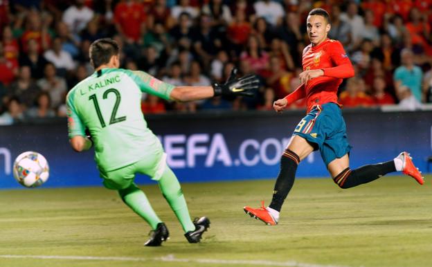 Rodrigo, tras realizar el chut que supuso el cuarto gol de España frente a Croacia en Elche. 