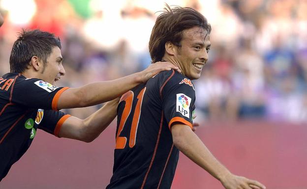 Silva celebra con David Villa su gol ante el Valladolid en 2009.