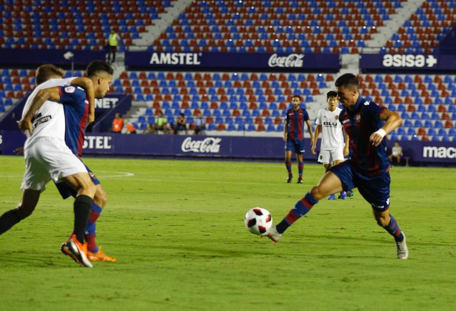 Estas son las mejores imágenes que deja el derbi de filiales en el Ciutat de València