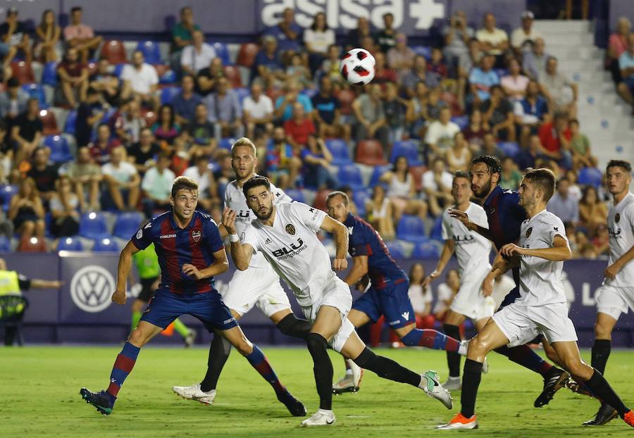 Estas son las mejores imágenes que deja el derbi de filiales en el Ciutat de València