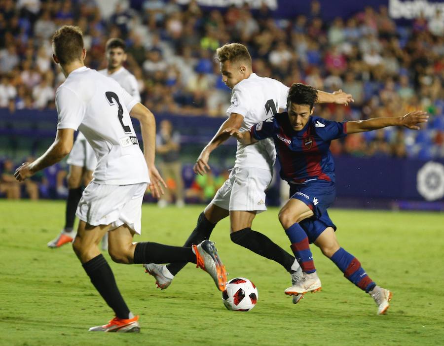 Estas son las mejores imágenes que deja el derbi de filiales en el Ciutat de València