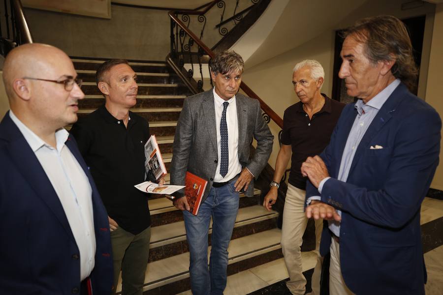 El Aula LAS PROVINCIAS celebró este jueves la presentación del libro 'Valencia CF 1919-2019. Un siglo de pasión'la obra de LAS PROVINCIAS que repasa la historia del club y que se podrá adquirir el domingo 16 de septiembre con el periódico, para completarlo con las láminas que se entregarán de martes a viernes.