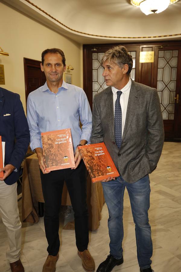 El Aula LAS PROVINCIAS celebró este jueves la presentación del libro 'Valencia CF 1919-2019. Un siglo de pasión'la obra de LAS PROVINCIAS que repasa la historia del club y que se podrá adquirir el domingo 16 de septiembre con el periódico, para completarlo con las láminas que se entregarán de martes a viernes.