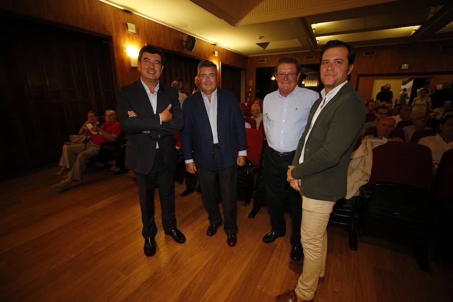 El Aula LAS PROVINCIAS celebró este jueves la presentación del libro 'Valencia CF 1919-2019. Un siglo de pasión'la obra de LAS PROVINCIAS que repasa la historia del club y que se podrá adquirir el domingo 16 de septiembre con el periódico, para completarlo con las láminas que se entregarán de martes a viernes.