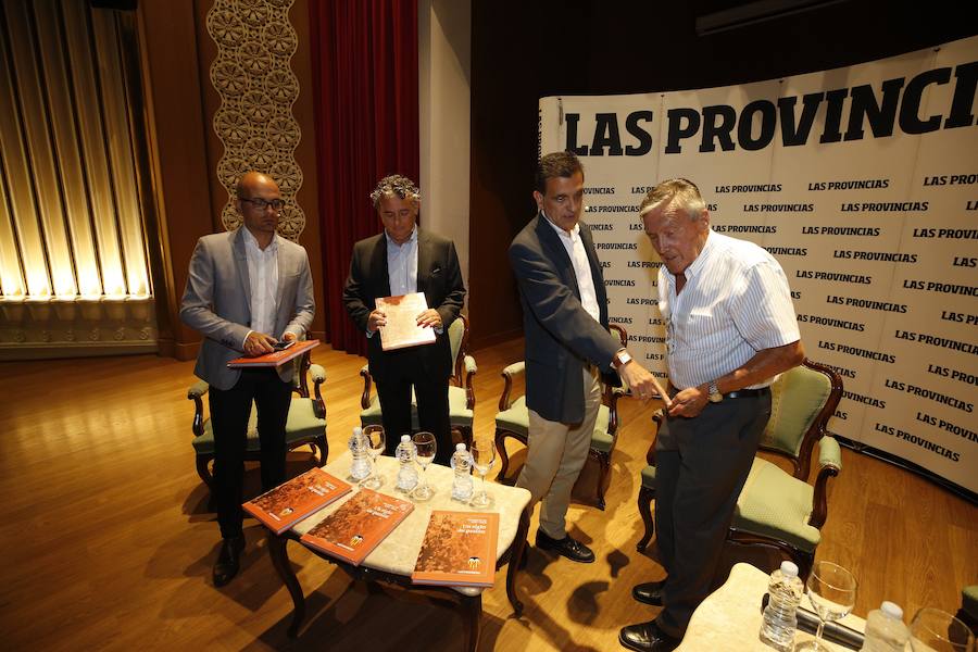 El Aula LAS PROVINCIAS celebró este jueves la presentación del libro 'Valencia CF 1919-2019. Un siglo de pasión'la obra de LAS PROVINCIAS que repasa la historia del club y que se podrá adquirir el domingo 16 de septiembre con el periódico, para completarlo con las láminas que se entregarán de martes a viernes.