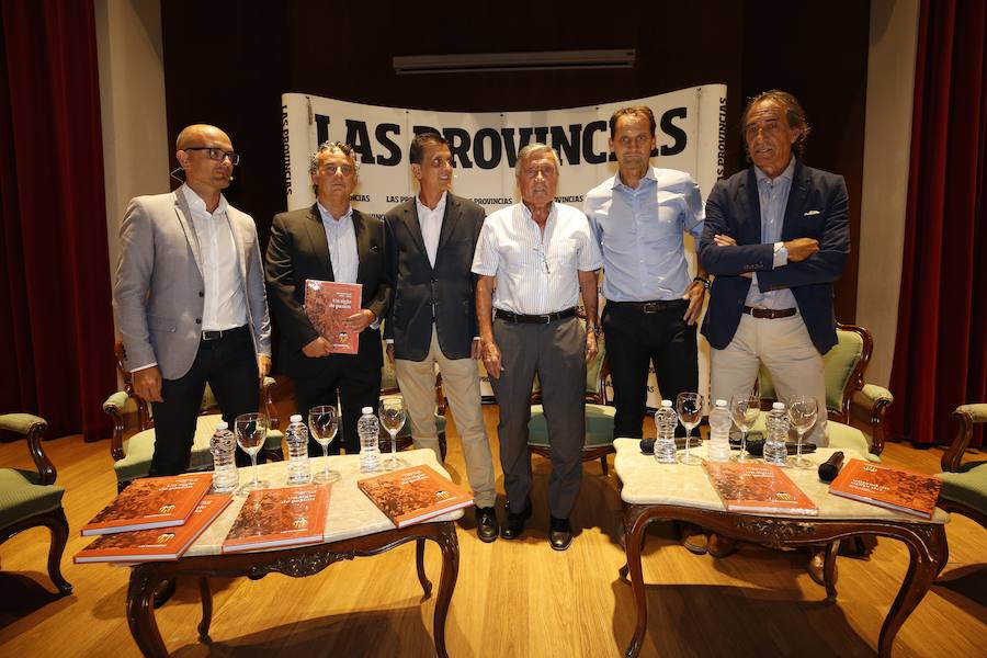 El Aula LAS PROVINCIAS celebró este jueves la presentación del libro 'Valencia CF 1919-2019. Un siglo de pasión'la obra de LAS PROVINCIAS que repasa la historia del club y que se podrá adquirir el domingo 16 de septiembre con el periódico, para completarlo con las láminas que se entregarán de martes a viernes.