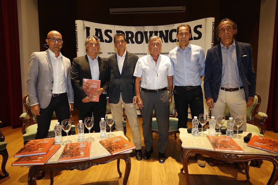 El Aula LAS PROVINCIAS celebró este jueves la presentación del libro 'Valencia CF 1919-2019. Un siglo de pasión'la obra de LAS PROVINCIAS que repasa la historia del club y que se podrá adquirir el domingo 16 de septiembre con el periódico, para completarlo con las láminas que se entregarán de martes a viernes.