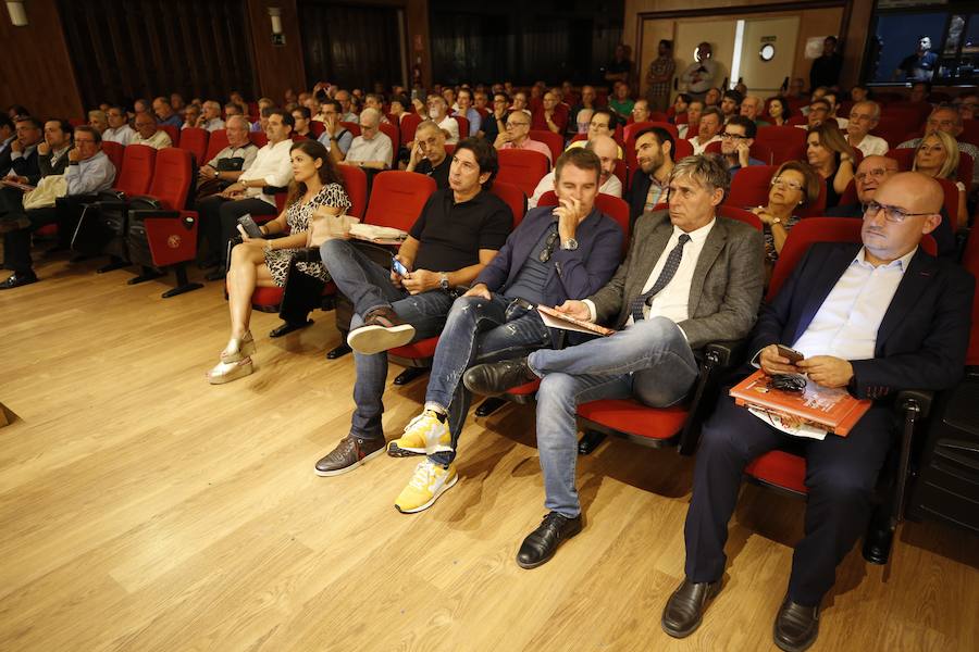 El Aula LAS PROVINCIAS celebró este jueves la presentación del libro 'Valencia CF 1919-2019. Un siglo de pasión'la obra de LAS PROVINCIAS que repasa la historia del club y que se podrá adquirir el domingo 16 de septiembre con el periódico, para completarlo con las láminas que se entregarán de martes a viernes.