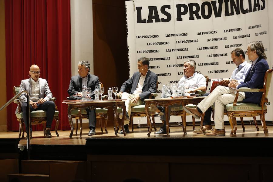 El Aula LAS PROVINCIAS celebró este jueves la presentación del libro 'Valencia CF 1919-2019. Un siglo de pasión'la obra de LAS PROVINCIAS que repasa la historia del club y que se podrá adquirir el domingo 16 de septiembre con el periódico, para completarlo con las láminas que se entregarán de martes a viernes.