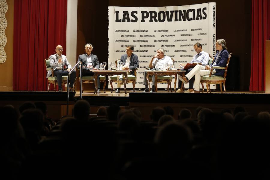 El Aula LAS PROVINCIAS celebró este jueves la presentación del libro 'Valencia CF 1919-2019. Un siglo de pasión'la obra de LAS PROVINCIAS que repasa la historia del club y que se podrá adquirir el domingo 16 de septiembre con el periódico, para completarlo con las láminas que se entregarán de martes a viernes.