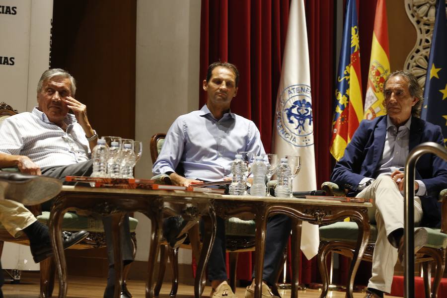 El Aula LAS PROVINCIAS celebró este jueves la presentación del libro 'Valencia CF 1919-2019. Un siglo de pasión'la obra de LAS PROVINCIAS que repasa la historia del club y que se podrá adquirir el domingo 16 de septiembre con el periódico, para completarlo con las láminas que se entregarán de martes a viernes.