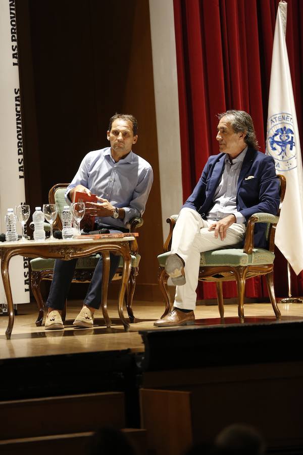 El Aula LAS PROVINCIAS celebró este jueves la presentación del libro 'Valencia CF 1919-2019. Un siglo de pasión'la obra de LAS PROVINCIAS que repasa la historia del club y que se podrá adquirir el domingo 16 de septiembre con el periódico, para completarlo con las láminas que se entregarán de martes a viernes.