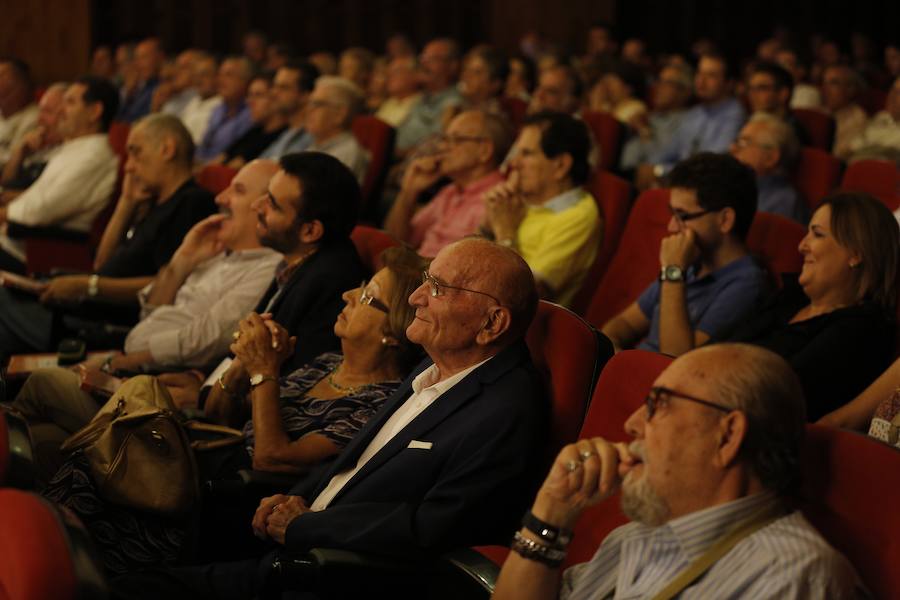 El Aula LAS PROVINCIAS celebró este jueves la presentación del libro 'Valencia CF 1919-2019. Un siglo de pasión'la obra de LAS PROVINCIAS que repasa la historia del club y que se podrá adquirir el domingo 16 de septiembre con el periódico, para completarlo con las láminas que se entregarán de martes a viernes.