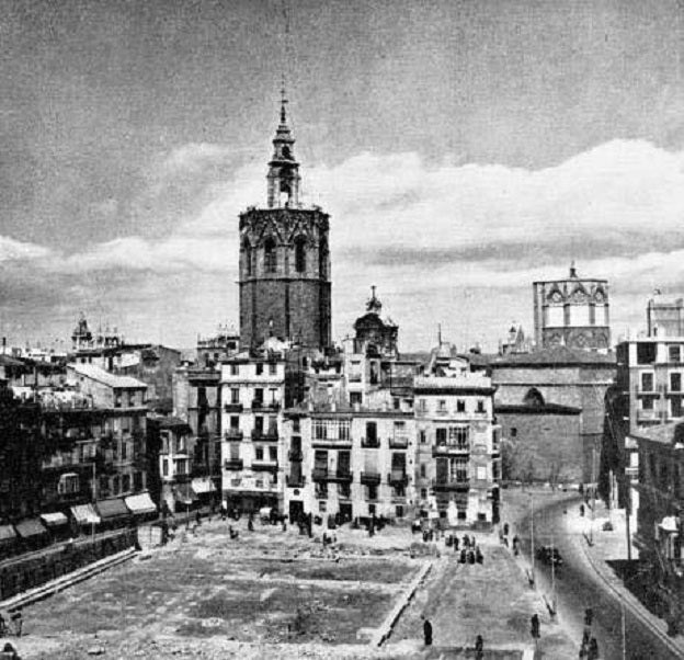 Imagen secundaria 1 - 1: Original plaza de la Reina. 2: plaza de la Reina tras los primeros derribos. 3: mapa de las calles derribadas.