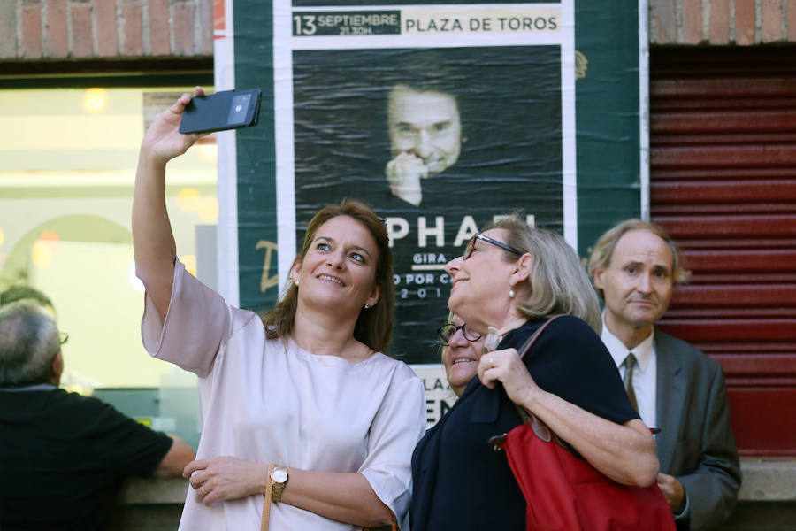 A sus 75 años, el cantante Raphael logró cautivar ayer al público valenciano en una plaza de toros abarrotada que bailó al ritmo de sus nuevos temas del álbum 'Infinitos Bailes'. Subido al escenario, el intérprete jienense demostró que todavía esta 'Loco por cantar' y presentó un show totalmente renovado en el que no faltaron sus grandes éxitos de siempre.