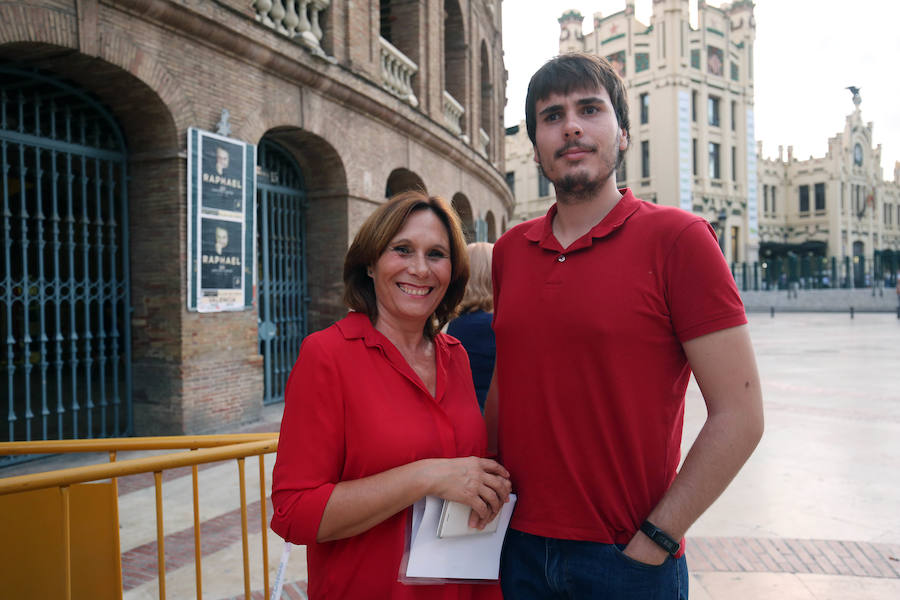 A sus 75 años, el cantante Raphael logró cautivar ayer al público valenciano en una plaza de toros abarrotada que bailó al ritmo de sus nuevos temas del álbum 'Infinitos Bailes'. Subido al escenario, el intérprete jienense demostró que todavía esta 'Loco por cantar' y presentó un show totalmente renovado en el que no faltaron sus grandes éxitos de siempre.