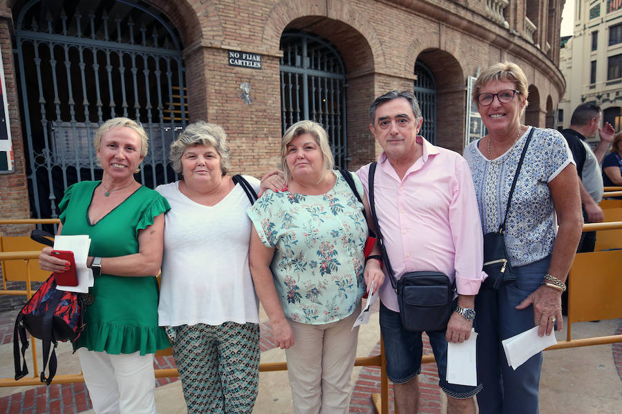 A sus 75 años, el cantante Raphael logró cautivar ayer al público valenciano en una plaza de toros abarrotada que bailó al ritmo de sus nuevos temas del álbum 'Infinitos Bailes'. Subido al escenario, el intérprete jienense demostró que todavía esta 'Loco por cantar' y presentó un show totalmente renovado en el que no faltaron sus grandes éxitos de siempre.