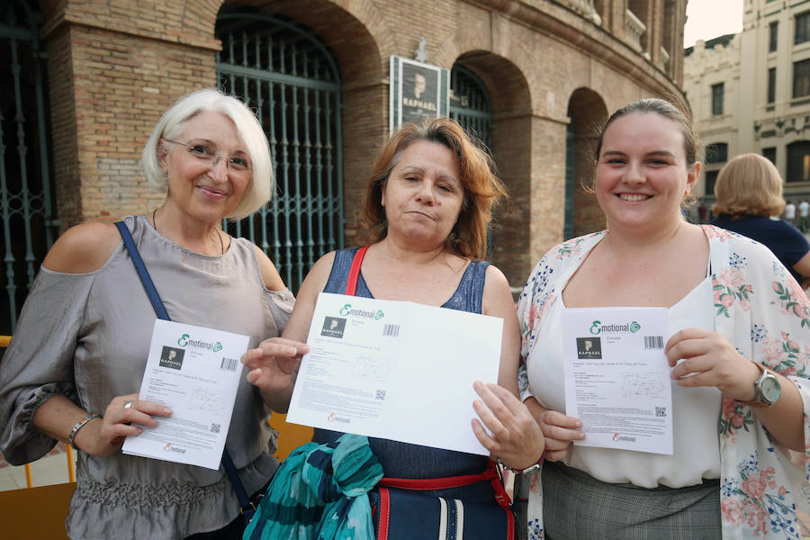 A sus 75 años, el cantante Raphael logró cautivar ayer al público valenciano en una plaza de toros abarrotada que bailó al ritmo de sus nuevos temas del álbum 'Infinitos Bailes'. Subido al escenario, el intérprete jienense demostró que todavía esta 'Loco por cantar' y presentó un show totalmente renovado en el que no faltaron sus grandes éxitos de siempre.