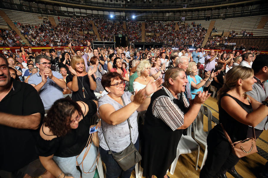 A sus 75 años, el cantante Raphael logró cautivar ayer al público valenciano en una plaza de toros abarrotada que bailó al ritmo de sus nuevos temas del álbum 'Infinitos Bailes'. Subido al escenario, el intérprete jienense demostró que todavía esta 'Loco por cantar' y presentó un show totalmente renovado en el que no faltaron sus grandes éxitos de siempre.