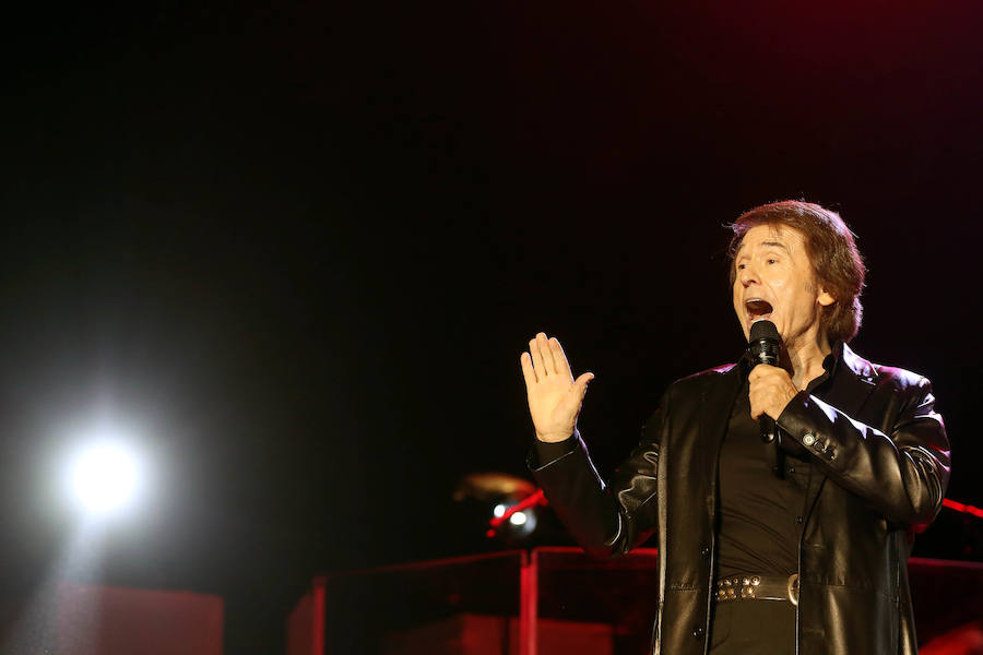 A sus 75 años, el cantante Raphael logró cautivar ayer al público valenciano en una plaza de toros abarrotada que bailó al ritmo de sus nuevos temas del álbum 'Infinitos Bailes'. Subido al escenario, el intérprete jienense demostró que todavía esta 'Loco por cantar' y presentó un show totalmente renovado en el que no faltaron sus grandes éxitos de siempre.