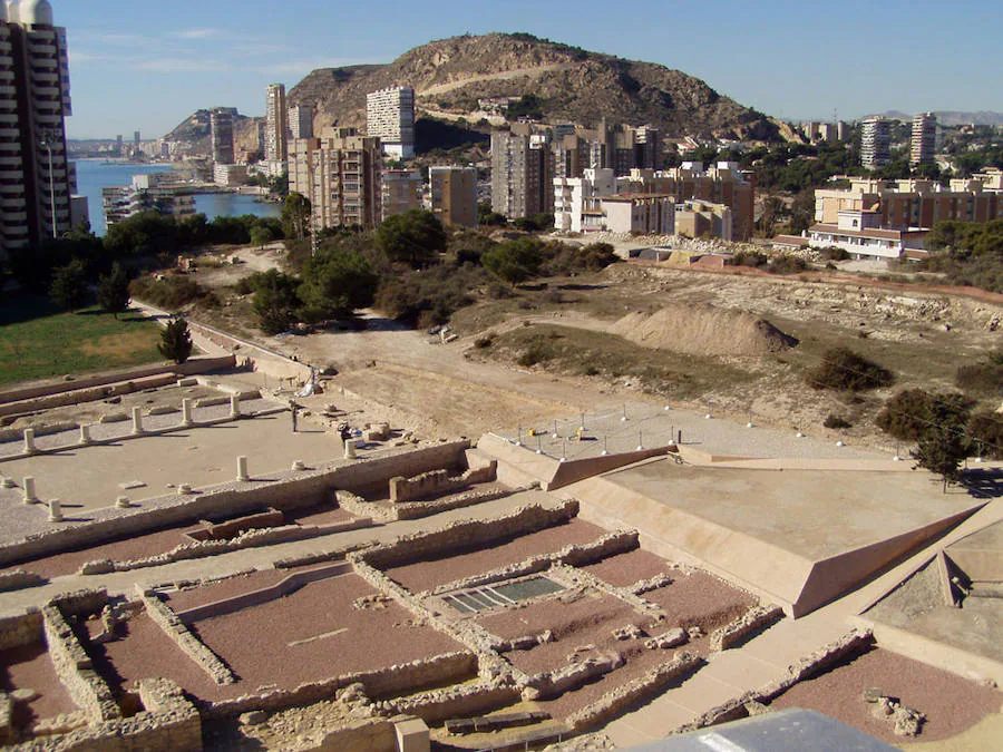 Yacimiento del Tossal de Manises en Alicante. Situados a 3 kilómetros del núcleo urbano, los restos arqueológicos hayados se corresponden con la ciudad romana de Lucentum, la antigua Alicante, y se consideran cómo unos de los más relevantes en la Comunitat Valenciana. 
