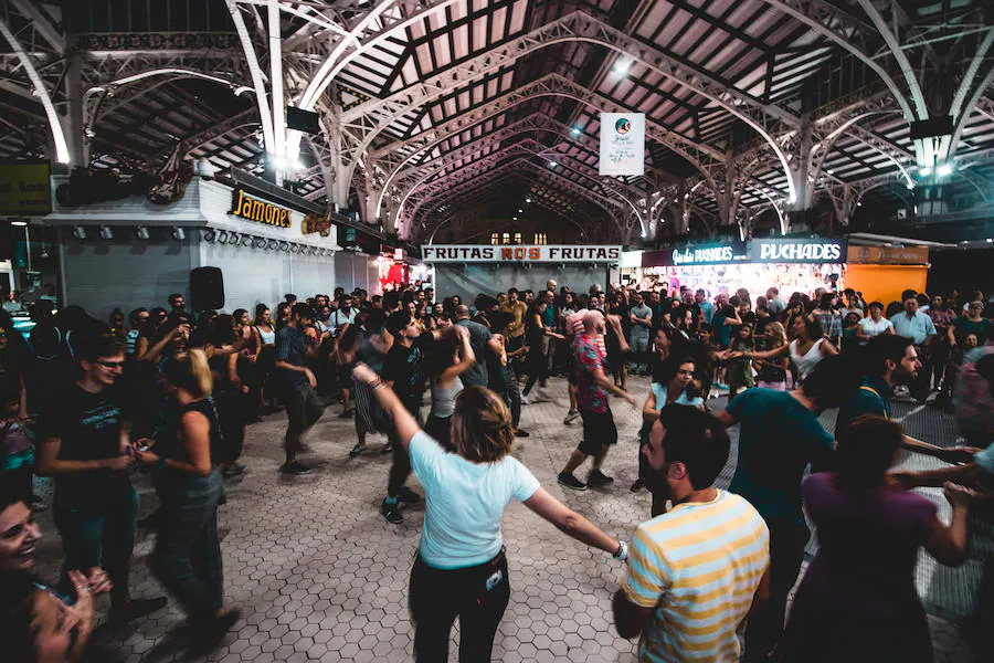 Numerosos valencianos y turistas abarrotan los mercados municipales de Valencia en la noche gastronómica y cultural programada este sábado en catorce recintos de la ciudad, el plato estrella del III Bonic/a Fest, que arrancó a las ocho de la tarde y se prolongará hasta la medianoche. La Fiesta de los Mercados Municipales, que persigue potenciar el comercio de proximidad y la alimentación saludable a través de los productos que se ofrecen en estos recintos, arrancó con colas a las puertas del Mercado Central, como en Ruzafa o el Cabanyal. 