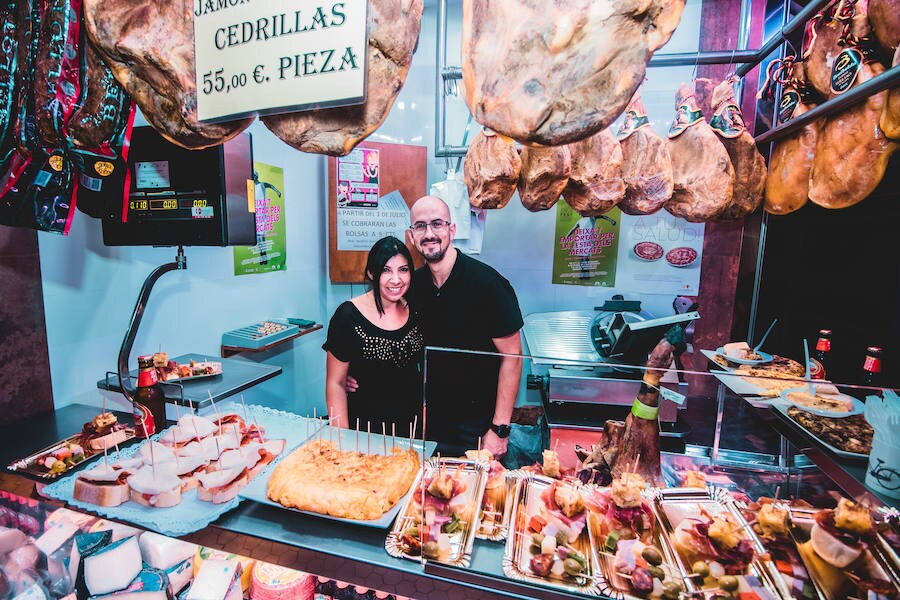 Numerosos valencianos y turistas abarrotan los mercados municipales de Valencia en la noche gastronómica y cultural programada este sábado en catorce recintos de la ciudad, el plato estrella del III Bonic/a Fest, que arrancó a las ocho de la tarde y se prolongará hasta la medianoche. La Fiesta de los Mercados Municipales, que persigue potenciar el comercio de proximidad y la alimentación saludable a través de los productos que se ofrecen en estos recintos, arrancó con colas a las puertas del Mercado Central, como en Ruzafa o el Cabanyal. 