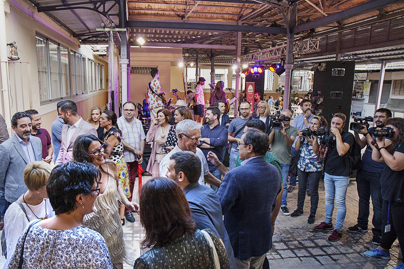 Numerosos valencianos y turistas abarrotan los mercados municipales de Valencia en la noche gastronómica y cultural programada este sábado en catorce recintos de la ciudad, el plato estrella del III Bonic/a Fest, que arrancó a las ocho de la tarde y se prolongará hasta la medianoche. La Fiesta de los Mercados Municipales, que persigue potenciar el comercio de proximidad y la alimentación saludable a través de los productos que se ofrecen en estos recintos, arrancó con colas a las puertas del Mercado Central, como en Ruzafa o el Cabanyal. 