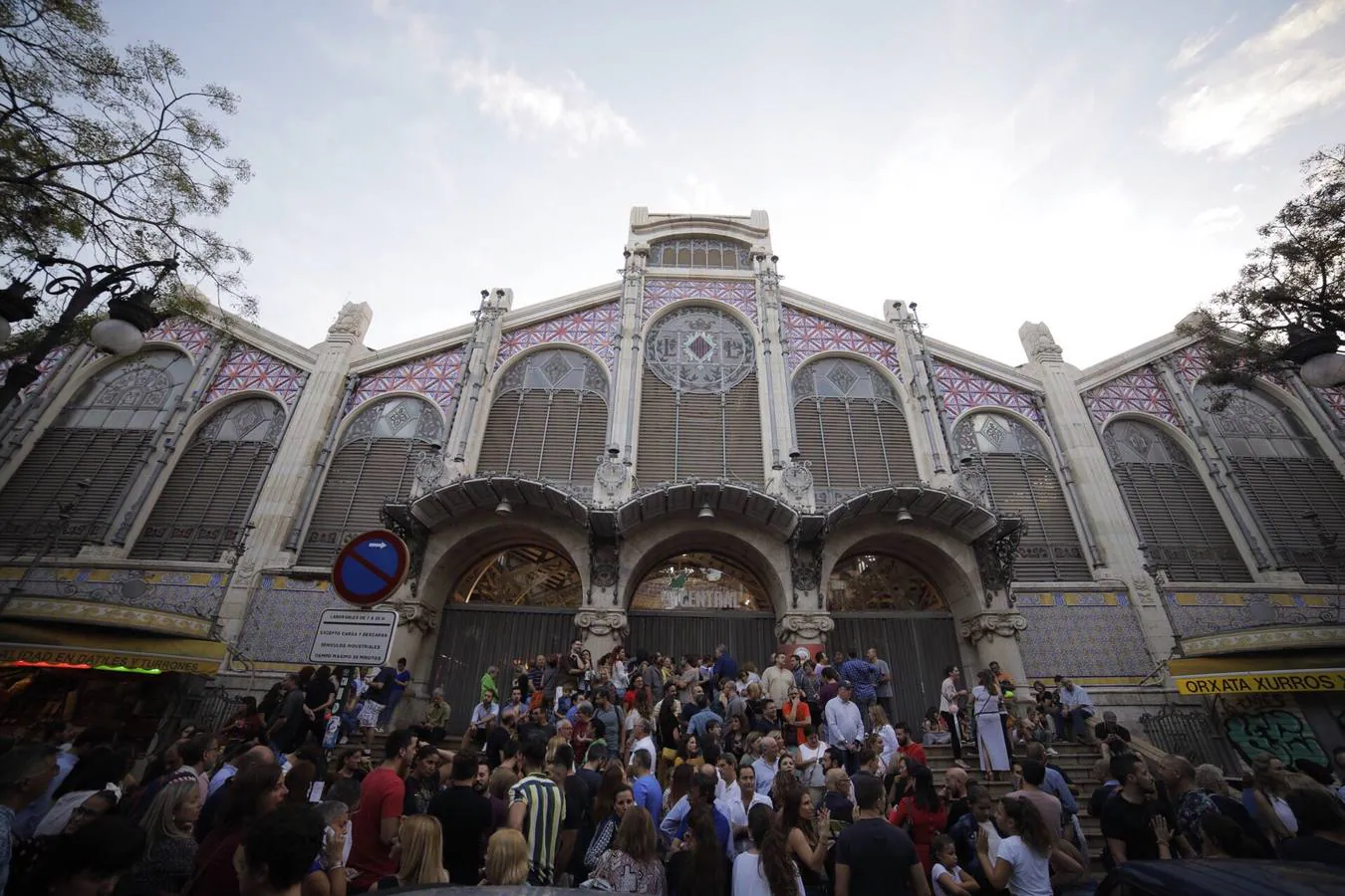 Numerosos valencianos y turistas abarrotan los mercados municipales de Valencia en la noche gastronómica y cultural programada este sábado en catorce recintos de la ciudad, el plato estrella del III Bonic/a Fest, que arrancó a las ocho de la tarde y se prolongará hasta la medianoche. La Fiesta de los Mercados Municipales, que persigue potenciar el comercio de proximidad y la alimentación saludable a través de los productos que se ofrecen en estos recintos, arrancó con colas a las puertas del Mercado Central, como en Ruzafa o el Cabanyal. 