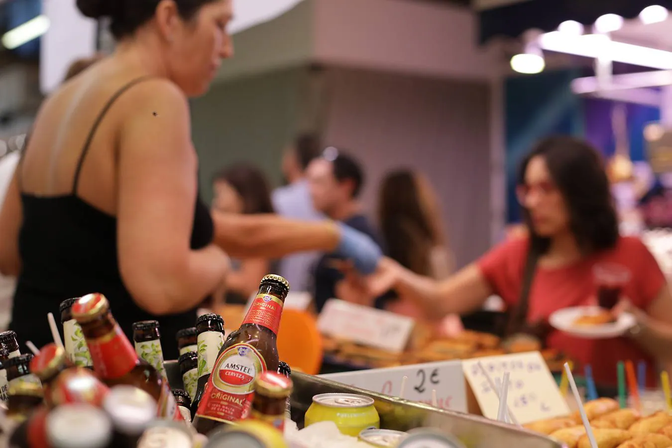 Numerosos valencianos y turistas abarrotan los mercados municipales de Valencia en la noche gastronómica y cultural programada este sábado en catorce recintos de la ciudad, el plato estrella del III Bonic/a Fest, que arrancó a las ocho de la tarde y se prolongará hasta la medianoche. La Fiesta de los Mercados Municipales, que persigue potenciar el comercio de proximidad y la alimentación saludable a través de los productos que se ofrecen en estos recintos, arrancó con colas a las puertas del Mercado Central, como en Ruzafa o el Cabanyal. 