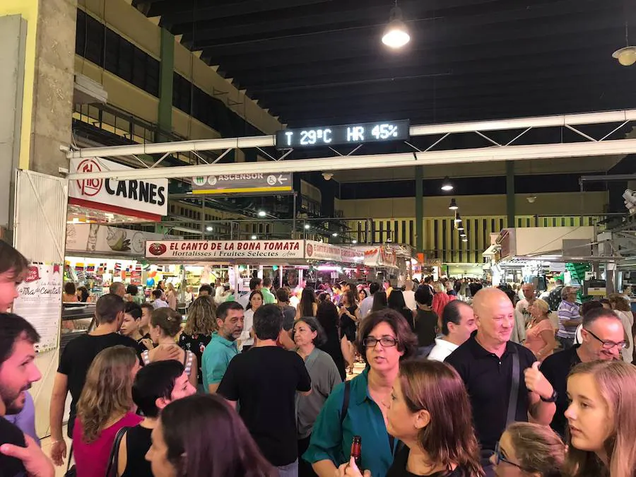 Numerosos valencianos y turistas abarrotan los mercados municipales de Valencia en la noche gastronómica y cultural programada este sábado en catorce recintos de la ciudad, el plato estrella del III Bonic/a Fest, que arrancó a las ocho de la tarde y se prolongará hasta la medianoche. La Fiesta de los Mercados Municipales, que persigue potenciar el comercio de proximidad y la alimentación saludable a través de los productos que se ofrecen en estos recintos, arrancó con colas a las puertas del Mercado Central, como en Ruzafa o el Cabanyal. 