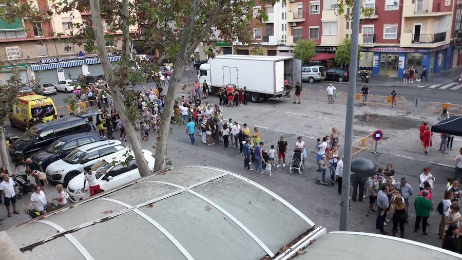 Numerosos valencianos y turistas abarrotan los mercados municipales de Valencia en la noche gastronómica y cultural programada este sábado en catorce recintos de la ciudad, el plato estrella del III Bonic/a Fest, que arrancó a las ocho de la tarde y se prolongará hasta la medianoche. La Fiesta de los Mercados Municipales, que persigue potenciar el comercio de proximidad y la alimentación saludable a través de los productos que se ofrecen en estos recintos, arrancó con colas a las puertas del Mercado Central, como en Ruzafa o el Cabanyal. 