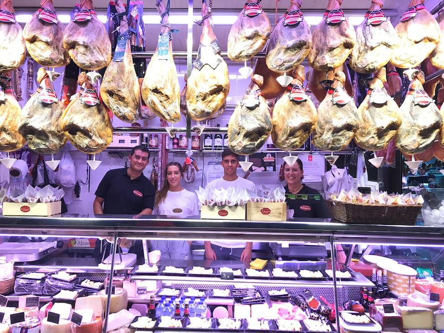 Numerosos valencianos y turistas abarrotan los mercados municipales de Valencia en la noche gastronómica y cultural programada este sábado en catorce recintos de la ciudad, el plato estrella del III Bonic/a Fest, que arrancó a las ocho de la tarde y se prolongará hasta la medianoche. La Fiesta de los Mercados Municipales, que persigue potenciar el comercio de proximidad y la alimentación saludable a través de los productos que se ofrecen en estos recintos, arrancó con colas a las puertas del Mercado Central, como en Ruzafa o el Cabanyal. 