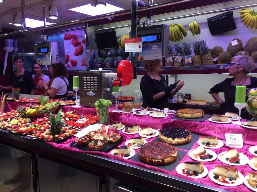 Numerosos valencianos y turistas abarrotan los mercados municipales de Valencia en la noche gastronómica y cultural programada este sábado en catorce recintos de la ciudad, el plato estrella del III Bonic/a Fest, que arrancó a las ocho de la tarde y se prolongará hasta la medianoche. La Fiesta de los Mercados Municipales, que persigue potenciar el comercio de proximidad y la alimentación saludable a través de los productos que se ofrecen en estos recintos, arrancó con colas a las puertas del Mercado Central, como en Ruzafa o el Cabanyal. 